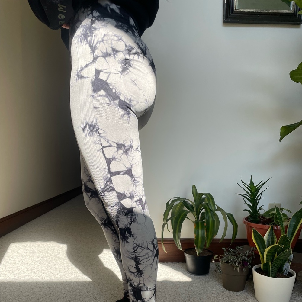 Scrunched butt lifting, tie-dye, gray and black workout pants